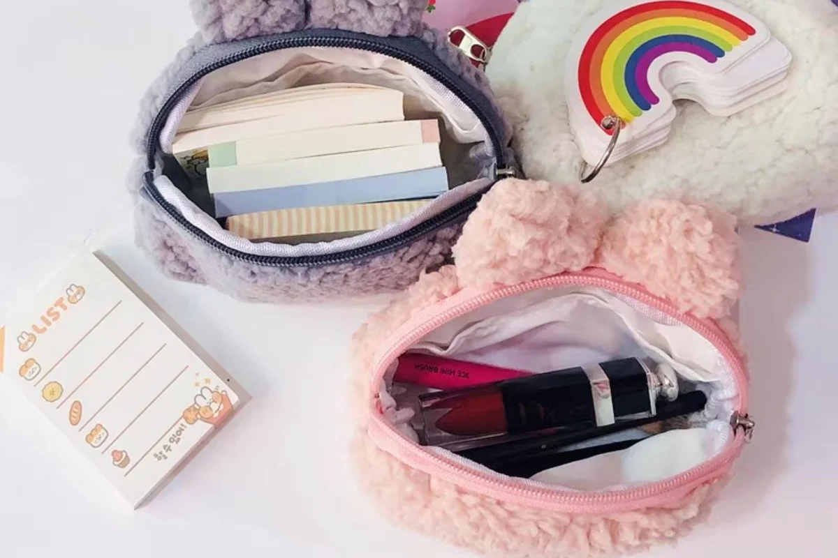 Plush bag zipper opening details